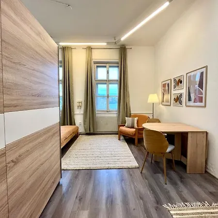 1 Bedroom Close To Palmovka * براغ